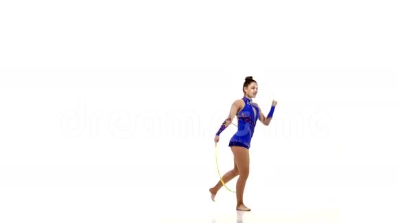 穿着蓝色呼啦圈的漂亮女子体操运动员视频的预览图