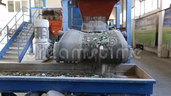 回收设施中的玻璃废物玻璃颗粒在线视频的预览图