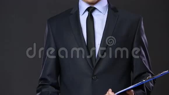穿着西装拿着平板电脑的男人视频的预览图