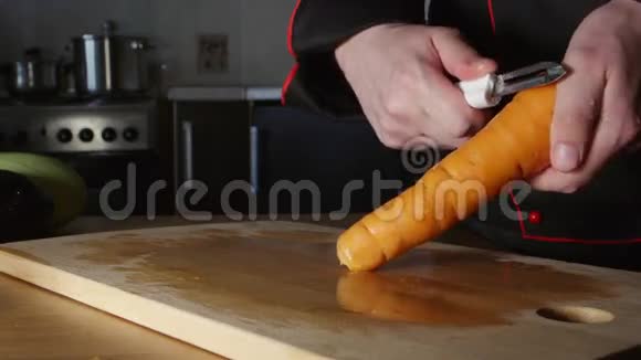 厨师在餐厅的厨房里清洗切菜板上的胡萝卜视频的预览图
