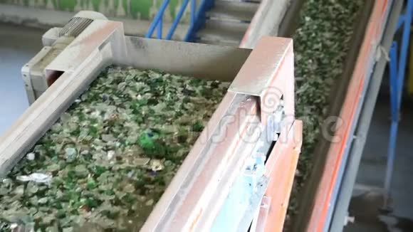 回收设施中的玻璃废物机器中的玻璃颗粒线路视频的预览图