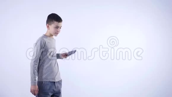 一个在白色背景下打电话的小男孩视频的预览图