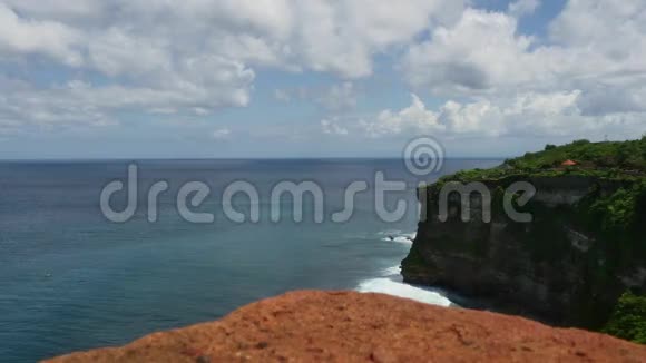 印尼海洋天空岩石海浪总平面图视频的预览图