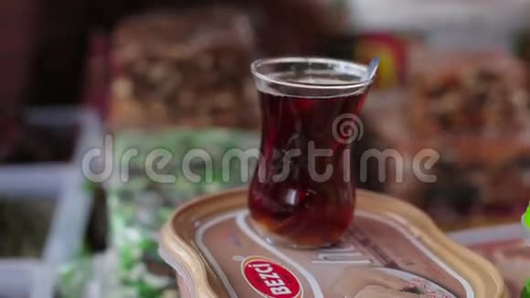 市场柜台上有一杯土耳其热茶视频的预览图