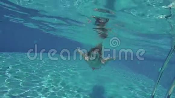 那个女孩在水下游泳视频的预览图