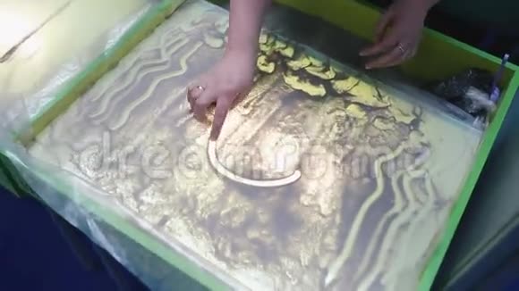 用手在玻璃特写上画沙子视频的预览图