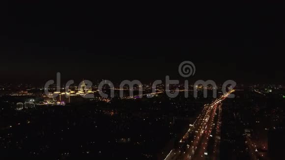 俄罗斯莫斯科列宁斯基大道的空中夜景视频的预览图