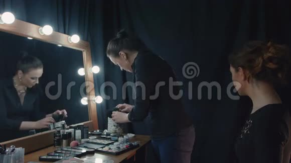 一个在镜子旁化妆的女人视频的预览图