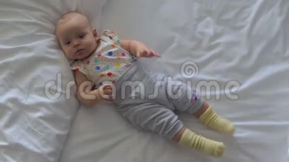 有活力的女婴在家睡觉视频的预览图