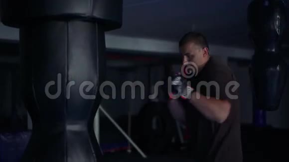年轻的拳击手在健身房训练拳击袋4k视频的预览图