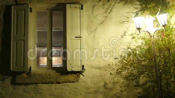 夜间的复古窗户和路灯视频的预览图