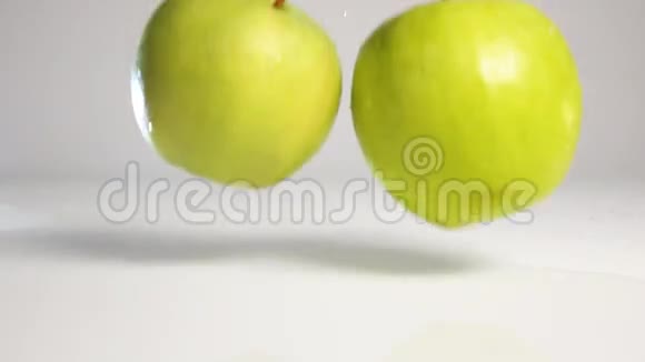 两个苹果掉在白色的表面视频的预览图