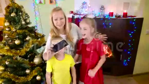 妈妈和孩子们在圣诞树上自拍视频的预览图
