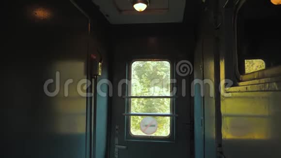 大厅走廊内铁路列车车窗灯从窗口亮起生活方式旅行概念乘坐火车视频的预览图