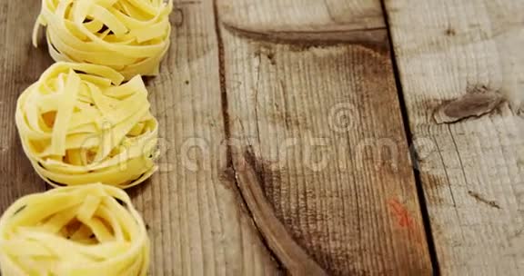 木制背景上的意大利面食卷视频的预览图