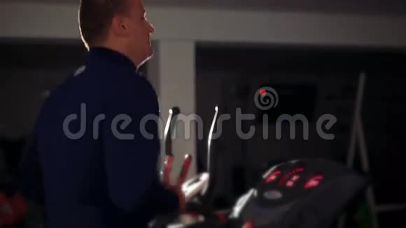 体育运动员在健身房用模拟器锻炼4k视频的预览图