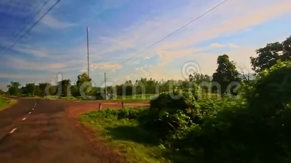 在乡村景观中沿着阳光大道的相机移动视频的预览图