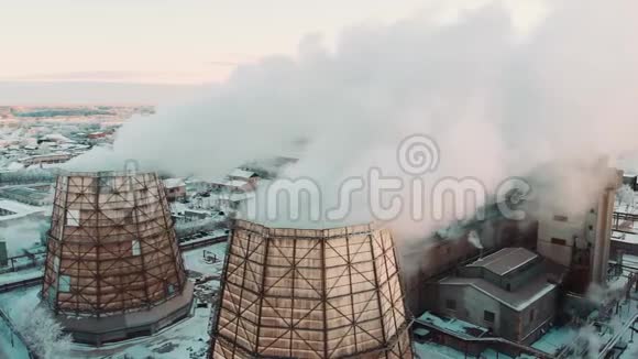 空中观景从工业管道排放到大气用无人驾驶飞机推进烟囱管道特写镜头视频的预览图