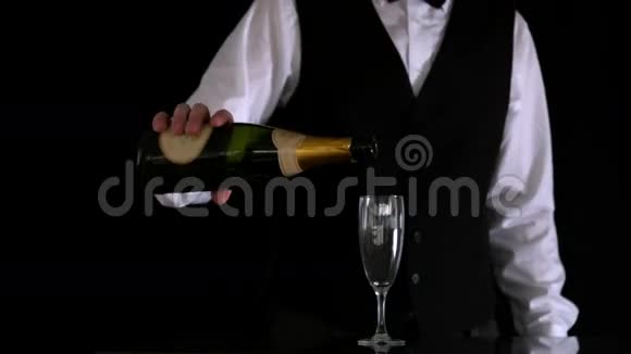 侍者端起香槟笛子视频的预览图