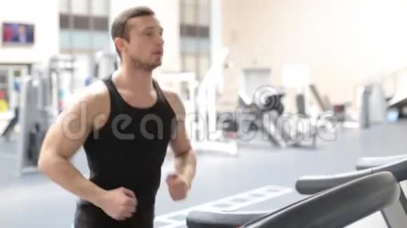 健身运动员开始在运动健身房的跑步机上跑步视频的预览图