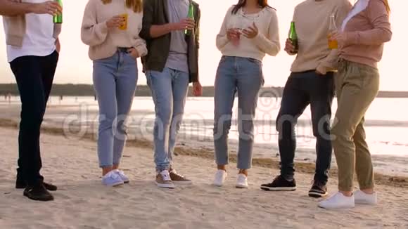 喝不含酒精饮料的朋友在海滩上聊天视频的预览图