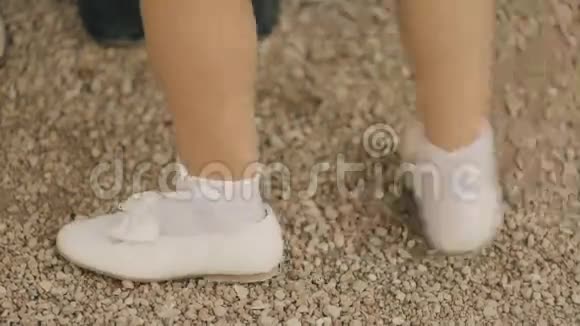 小女孩穿着白色的鞋子跳舞视频的预览图