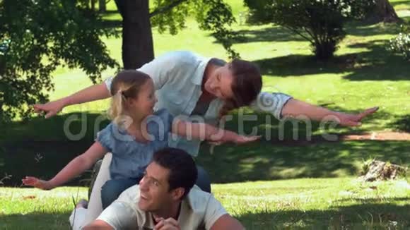 一家人在公园里玩飞机视频的预览图