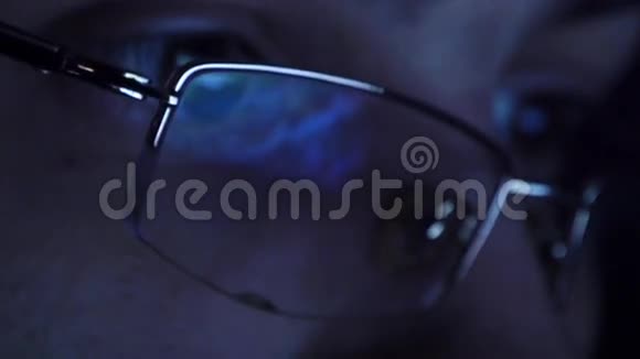 晚上戴眼镜上网的男人近镜头视频的预览图