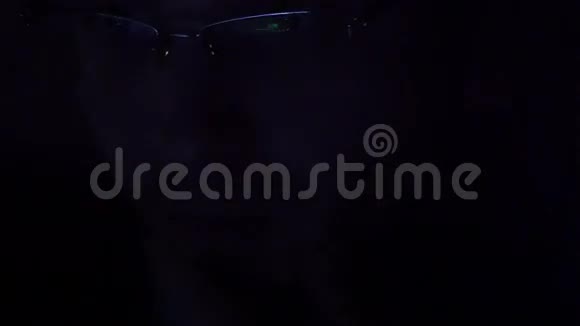 晚上戴眼镜上网的男人近镜头视频的预览图