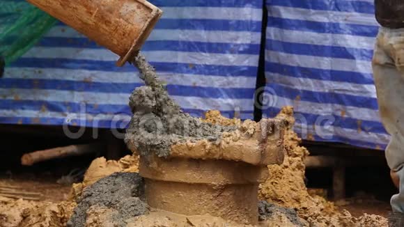 浇筑水泥用电杆进行施工视频的预览图