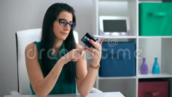 年轻女子在家用信用卡网上购物视频的预览图