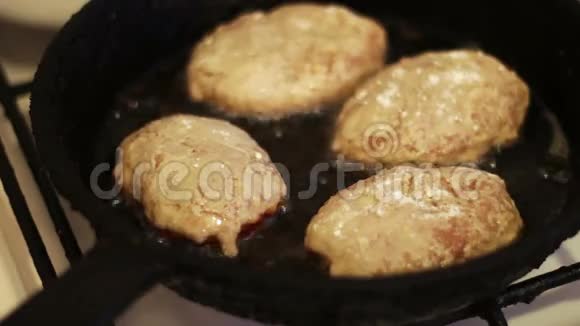 汉堡包的炸薯条是在厨房里的煎锅里炸的视频的预览图