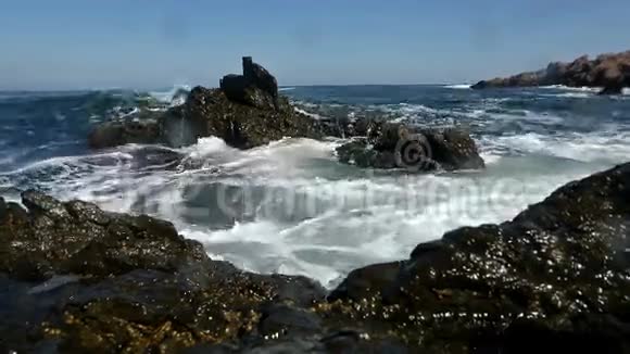 水冲在悬崖上视频的预览图
