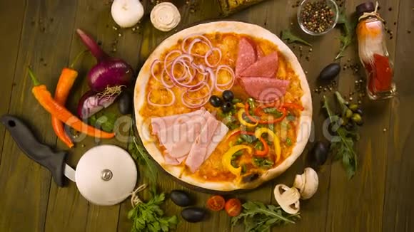 美味的意大利披萨和背景配料视频的预览图