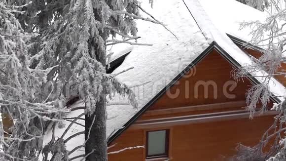 卡帕坦山的冬季别墅视频的预览图