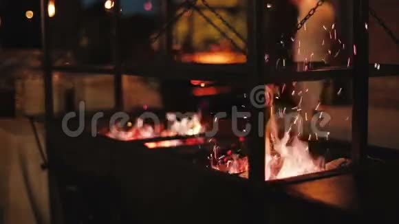 准备烧烤的烤架火做好了准备火焰和火花视频的预览图