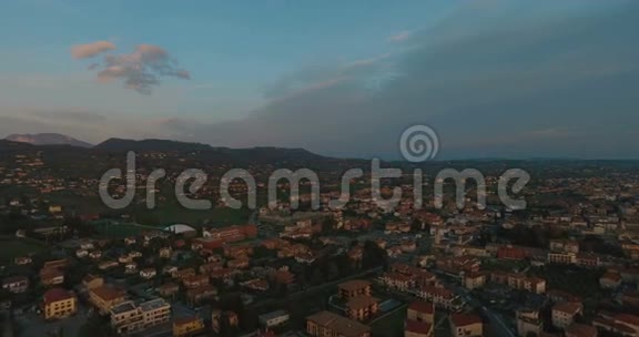 日落时间意大利威尼托的威尼斯全景空中航线视频的预览图