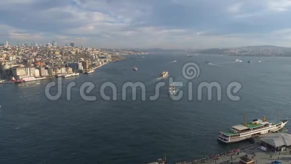空中无人驾驶飞机俯瞰伊斯坦布尔图尔克博斯普鲁斯哈利法克斯湾晴天从桥上飞过去视频的预览图