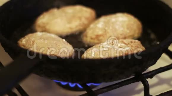 汉堡包的炸薯条是在厨房里的煎锅里炸的视频的预览图