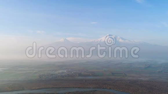 鸟瞰地平线和田野的雪山视频的预览图