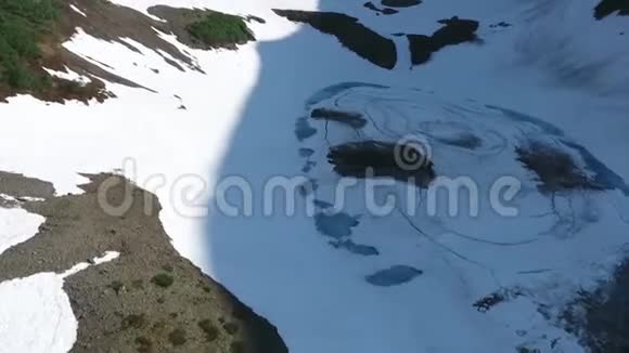堪察加半岛美丽的山景蓝湖视频的预览图