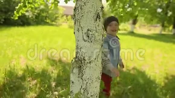 小男孩在公园里奔跑微笑视频的预览图