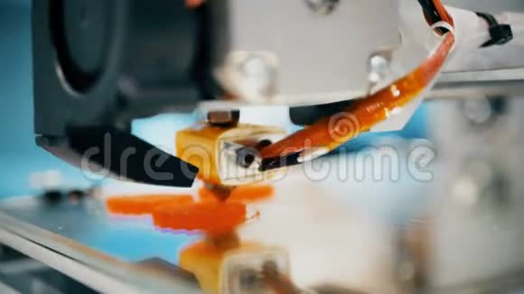 工作3d打印机序列用塑料丝丝在3D打印机上打印用塑料丝丝印刷视频的预览图