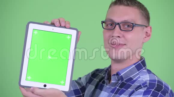 为年轻的时髦男士提供数码平板电脑视频的预览图