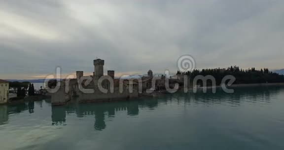 空中加尔达湖的沙利吉城堡视频的预览图