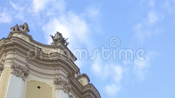 在晴朗的蓝天背景下乔治大教堂的景色非常壮观一座著名的巴洛克风格的大教堂视频的预览图