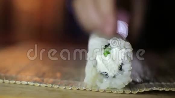 寿司师傅在工作室准备的美味寿司视频的预览图