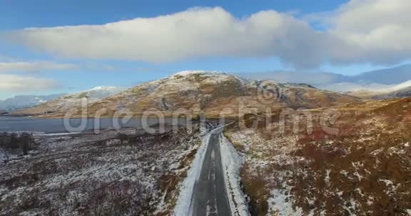 空中苏格兰北部高地近湖公路令人惊叹的景色视频的预览图