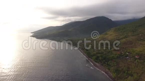 热带岛屿火山气射视频的预览图