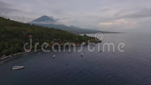 平静的泻湖与建筑物的空中拍摄视频的预览图